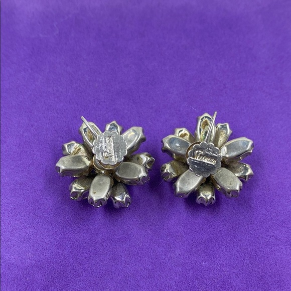 💛 Vintage Sherman White Crystal Floral Screw Back Earrings - Picture 2 of 5